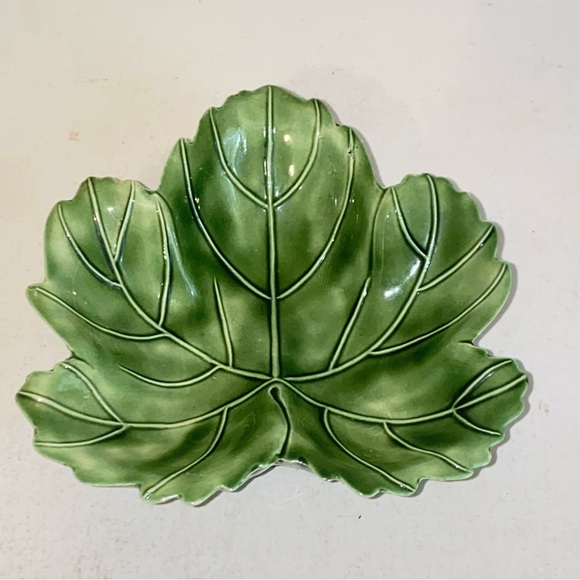 Vintage Green Ceramic Leaf Shaped Candy Nut Dish Decorative Table Decor - Picture 3 of 13